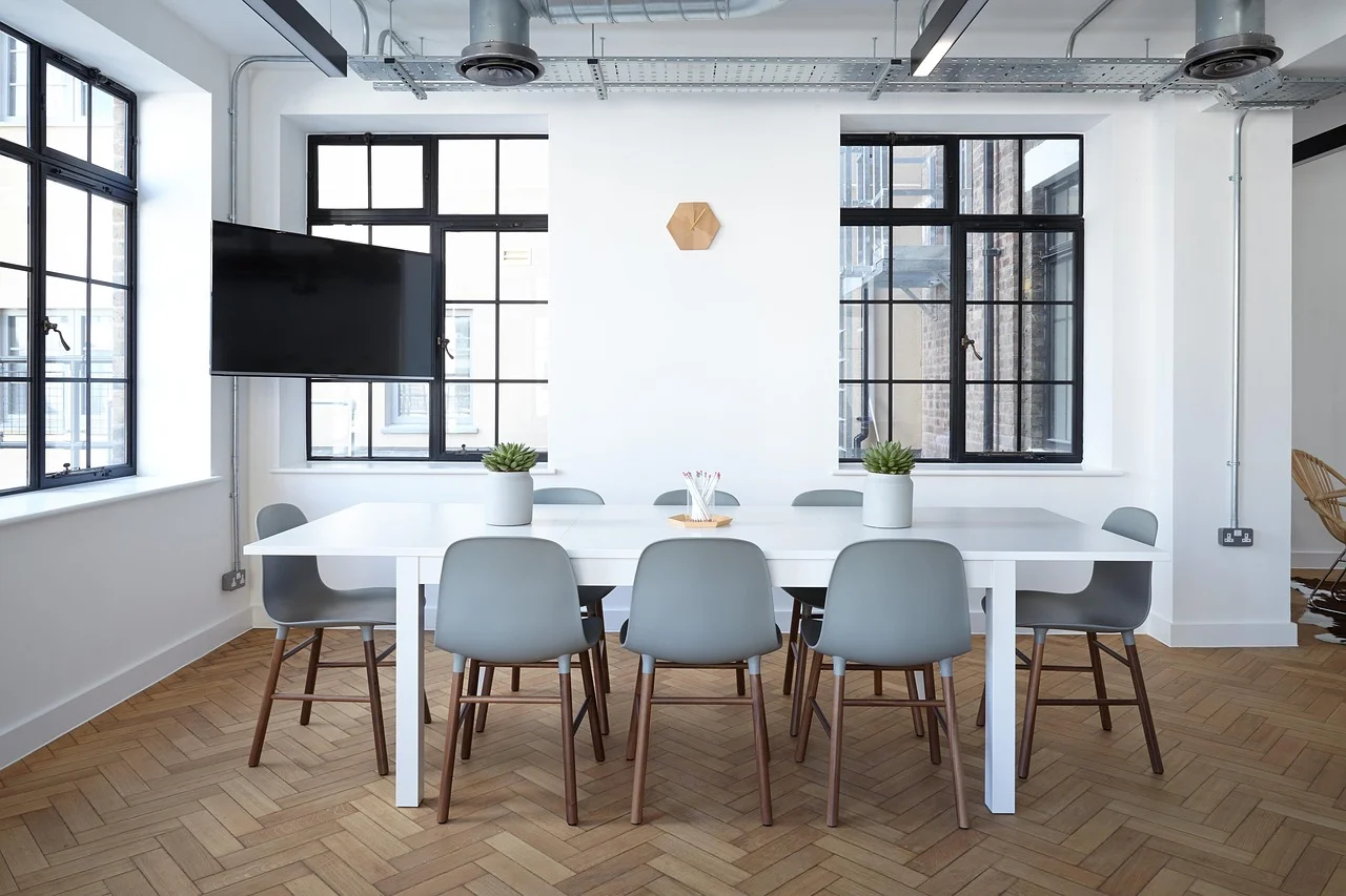 Ergonomiczny fotel w salonie: komfort i styl domowego biura